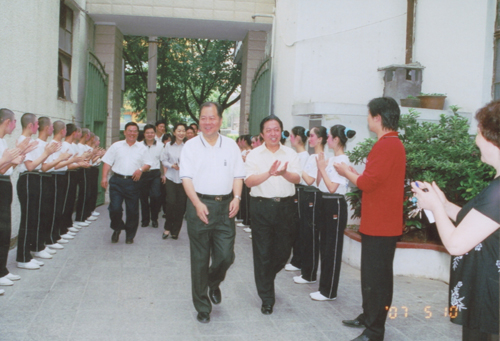 鄭松巖市長(zhǎng)、朱華副市長(zhǎng)等領(lǐng)導(dǎo)蒞臨我校調(diào)研